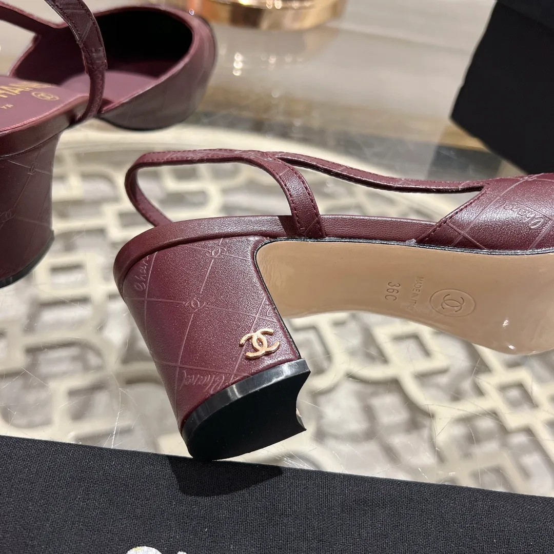 👟👟Ex-factory price 540👟👟 CHANEL Xiangjia 24vs spring and summer new fashion sandals series... Chanel is a very comprehensive noble fashion lifestyle brand. The same models are sold by major fashion bloggers and celebrities in Hong Kong, the United States, and other countries. They are simply beautiful. I fall in love with elegance and the playful sense of the future. I want to own them right away just by looking at them. But you can really think about a pair of exquisite high heels. This series is specially designed for extraordinary and indifferent ladies to create a unique overall effect. CHANEL designs products that inspire women to move forward and highlight their charm... 1️⃣Material: Original customized patent leather + imported sheepskin 2️⃣Inner lining: Original customized imported sheepskin 3️⃣Feet: Original customized imported sheepskin 4️⃣Outsole: Genuine leather sole imported from Italy 5️⃣Heel height: 2.5cm/6.5cm/9cm 6️⃣Number: 34-43 (34.40.41.42.43 customization is not returnable) 7️⃣Packaging: The latest and exquisite full set of packaging at the counter